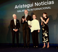 Sus Majestades los Reyes entregan el Premio Internacional de Periodismo de Investigación de El Confidencial a Carmen Aristegui, fundadora de Aristegui