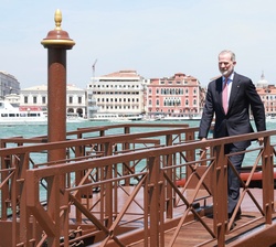 Su Majestad el Rey a su llegada a la sede de la Fundación Giorgio Cini