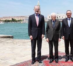 S.M. el Rey acompañado por Sus Excelencias los presidentes de la República Italiana, Sergio Matarella y la República Portuguesa, Antonio José Seguro 