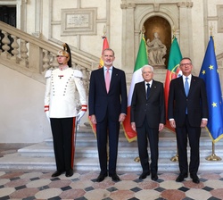 Fotografía de grupo de Su Majestad el Rey acompañado por Su Excelencia el presidente de la República Italiana, Sergio Matarella y Su Excelencia el pre