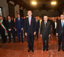 Don Felipe junto a las autoridades que le recibieron a su llegada, durante la interpretación de los Himnos Nacionales de España, Portugal e Italia