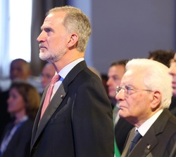Don Felipe durante la interpretación de los Himnos Nacionales de España, Portugal e Italia