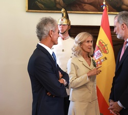 Don Felipe conversa con Cristina Garmendia, presidenta del Patronato de la Fundación COTEC