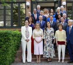 Su Majestad la Reina junto a las autoridades y patronos de la Fundación Residencia de Estudiantes