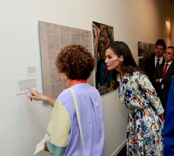 Su Majestad la Reina escucha las explicaciones de la directora de la Residencia de Estudiantes durante el recorrido por la muestra