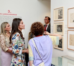 La Reina contempla varios de los contenidos de la exposición dedicada a Federico García Lorca