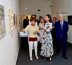 Doña Letizia durante la visita a la exposición organizada por la Residencia de Estudiantes