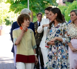 Su Majestad la Reina se dirige al edificio principal para presidir la reunión del Patronato