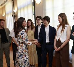 Su Majestad la Reina conversa con los becarios de la Residencia de Estudiantes