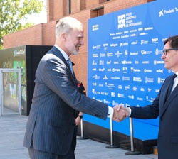 El Rey recibe el saludo del presidente de la Generalitat de Catalunya, Salvador Illa, a su llegada al recinto
