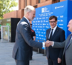 El Rey recibe el saludo del ministro de Industria y Turismo, Jordi Hereu