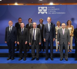 Su Majestad el Rey junto a las autoridades y al equipo directivo de Editorial Prensa Ibérica