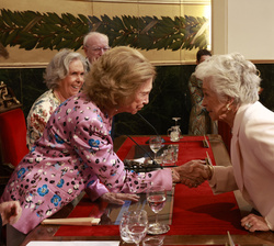 Su Majestad la Reina Doña Sofía entrega el Premio Extraordinario a Frances Llopis en reconocimiento a su labor como voluntario para la Fundación duran