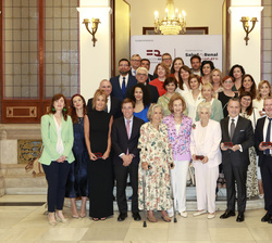 Doña Sofía junto a los galardonados con los "Premios Íñigo Álvarez de Toledo" y los premios extraordinarios a la solidaridad renal.