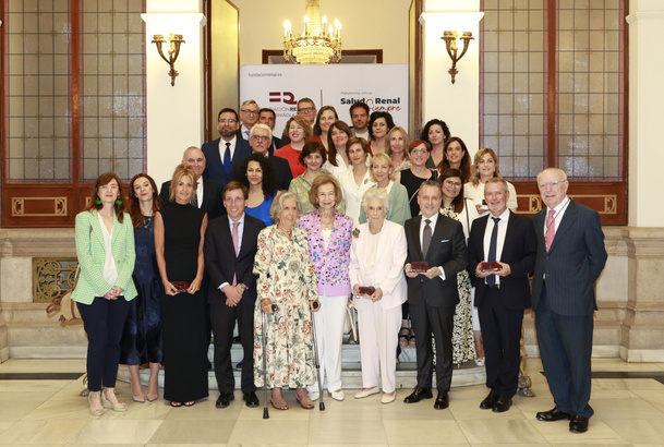 Doña Sofía junto a los galardonados con los "Premios Íñigo Álvarez de Toledo" y los premios extraordinarios a la solidaridad renal.