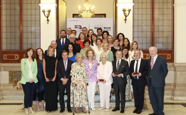 Doña Sofía junto a los galardonados con los "Premios Íñigo Álvarez de Toledo" y los premios extraordinarios a la solidaridad renal.