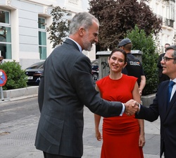 Su Majestad el Rey recibido a su llegada por el ministro de la Presidencia, Justicia y Relaciones con las Cortes, Félix Bolaños