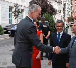 Su Majestad el Rey recibido a su llegada por el presidente de la Agencia EFE, Miguel Ángel Oliver