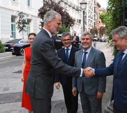 Su Majestad el Rey recibido a su llegada por el director general de Casa de América, León de la Torre