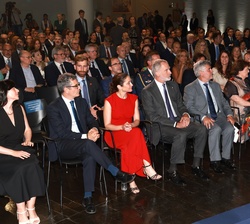 Su Majestad el Rey en la primera fila de asientos del Anfiteatro Gabriela Mistral de Casa de América