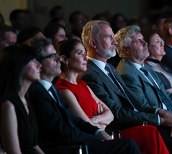 Su Majestad el Rey durante la proyección de los vídeos sobre cada uno de los premiados