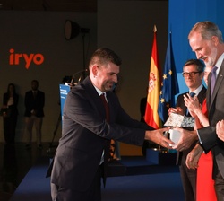 Su Majestad el Rey entrega el Premio de Fotografía