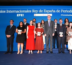 Su Majestad el Rey con los galardonados en los Premios Internacionales “Rey de España” de Periodismo 2026