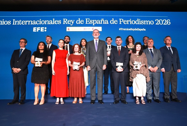 Su Majestad el Rey con los galardonados en los Premios Internacionales “Rey de España” de Periodismo 2026