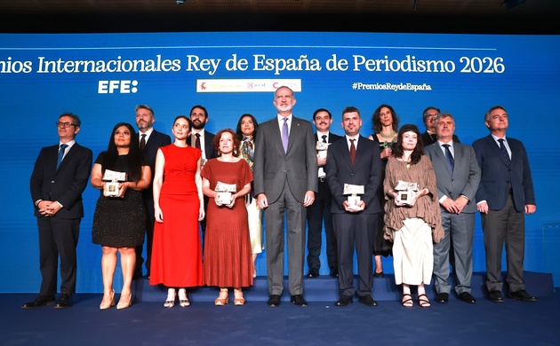 Su Majestad el Rey con los galardonados en los Premios Internacionales “Rey de España” de Periodismo 2026