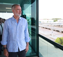Don Felipe observa la panorámica de las instalaciones desde la terraza del complejo