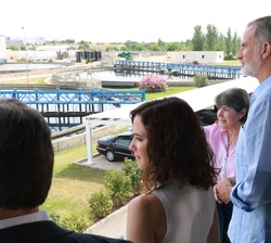 El Rey y autoridades observan las instalaciones desde la terraza del complejo