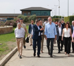 El Rey inicia el recorrido exterior por las instalaciones del Centro de Innovación de Agua y de Energía
