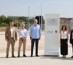 Don Felipe junto a la placa conmemorativa de la inauguración del Centro de Innovación de Agua y de Energía