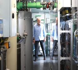 Su Majestad el Rey durante el recorrido por el área del electrolizador de la planta de hidrógeno verde