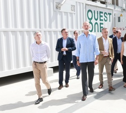 Don Felipe visita las instalaciones destinadas al almacenamiento y distribución de hidrógeno verde