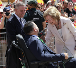 Su Majestad la Reina Doña Sofía recibe el saludo del alcalde de La Roda, Juan Ramón Amores