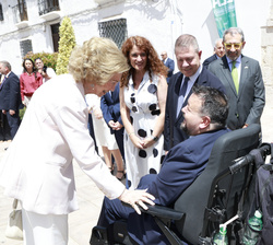 Su Majestad la Reina Doña Sofía conversa con el alcalde de La Roda y las autoridades asistentes al acto