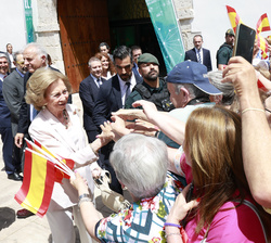 Su Majestad la Reina Doña Sofía saluda a los vecinos de La Roda que se congregaban a su llegada