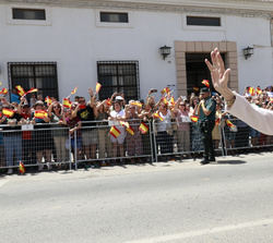 Su Majestad la Reina Doña Sofía saluda a los vecinos de La Roda que se congregaban a su llegada