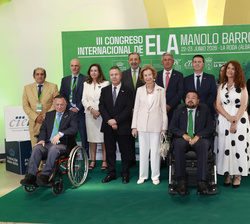 Fotografía de grupo de Su Majestad la Reina Doña Sofía con las autoridades, directiva de la Fundación CIEN y ponentes