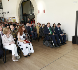 Su Majestad la Reina Doña Sofía en primera fila de asientos durante la intervención de la gerente de la Fundación CIEN que actuo como maestra de cerem