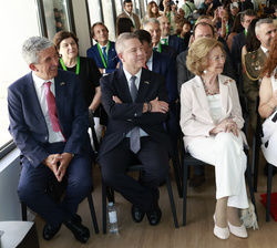Su Majestad la Reina Doña Sofía en primera fila de asientos junto al presidente de la Junta de Comunidades de Castilla-La Mancha, la secretaria genera