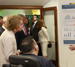 Su Majestad la Reina Doña Sofía durante su visita a los paneles del III Congreso Internacional de Esclerosis Lateral Amiotrófica (ELA) “Manolo B