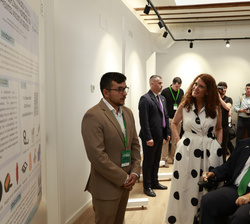 Su Majestad la Reina Doña Sofía observa uno de los paneles del III Congreso Internacional de Esclerosis Lateral Amiotrófica (ELA) “Manolo Barrós