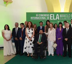 Fotografía de grupo de Su Majestad la Reina Doña Sofía junto a la Corporación Municipal de La Roda