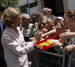 Su Majestad la Reina Doña Sofía saluda a los vecinos de La Roda que se congregaban a su salida del acto