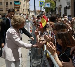 Su Majestad la Reina Doña Sofía saluda a los vecinos de La Roda que se congregaban a su salida del acto