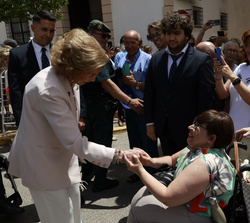 Su Majestad la Reina Doña Sofía saluda a una vecina de La Roda que la esperaba a su salida del acto