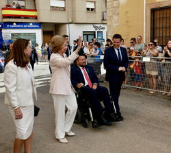 Su Majestad la Reina a su llegada al Centro Cultural San Sebastián saluda a los vecinos de La Roda que la esperaban