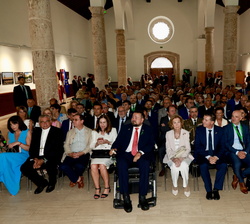 Su Majestad la Reina en primera fila de asientos al comienzo del concierto con ocasión del III Congreso Internacional de ELA